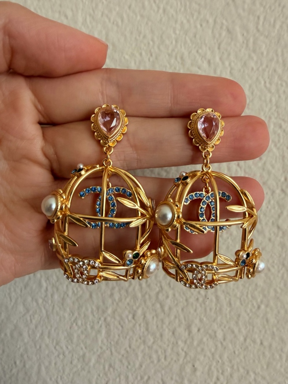 🕊️🌸✨Vintage Chanel Gold Earrings ✨🌸🕊️ - Picture 8 of 10
